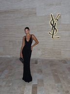 Vestido Longo com Decote Profundo