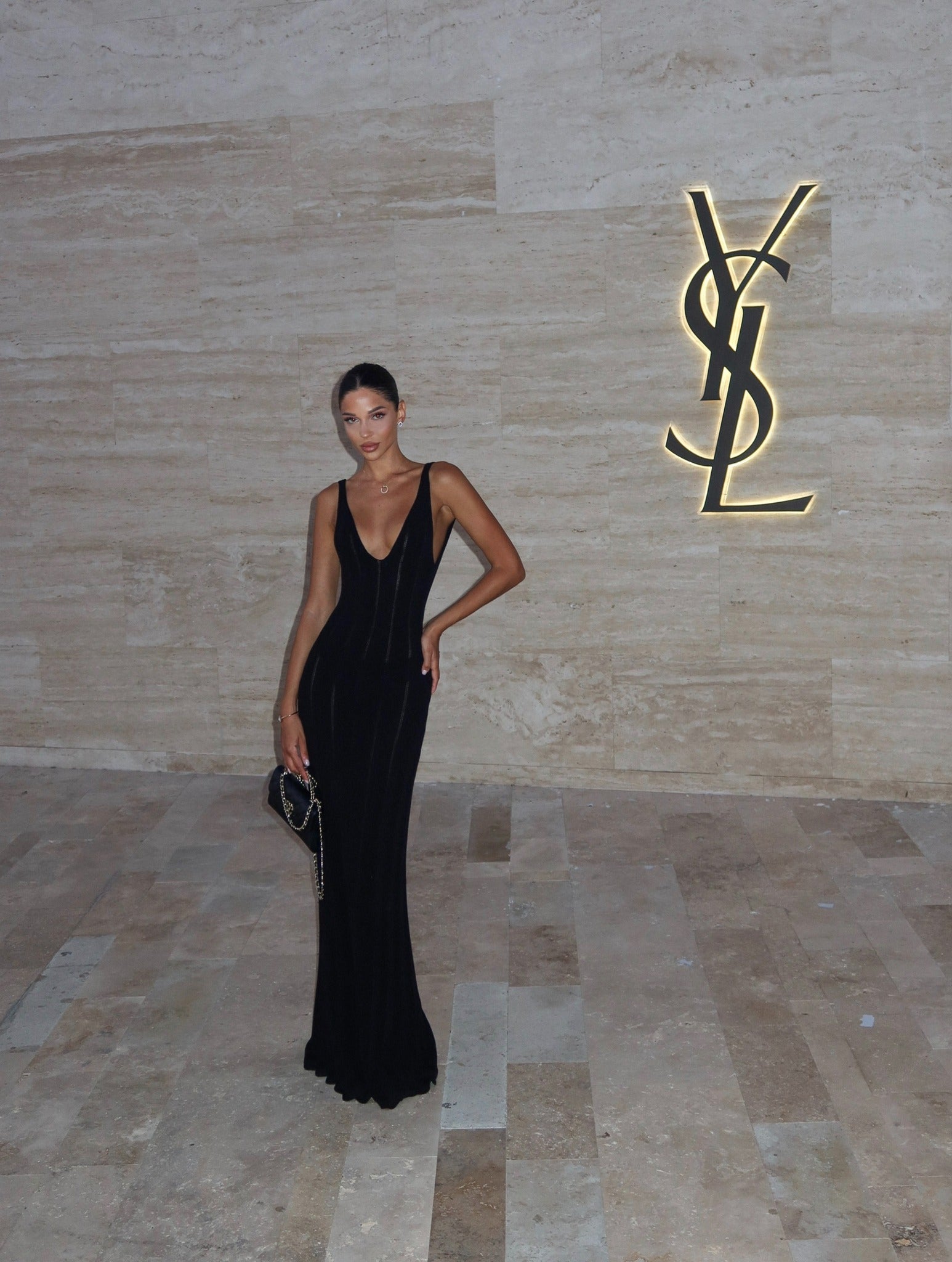 Vestido Longo com Decote Profundo