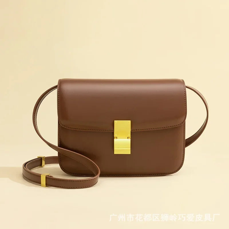 Bolsa Transversal Clássica com Fecho Dourado