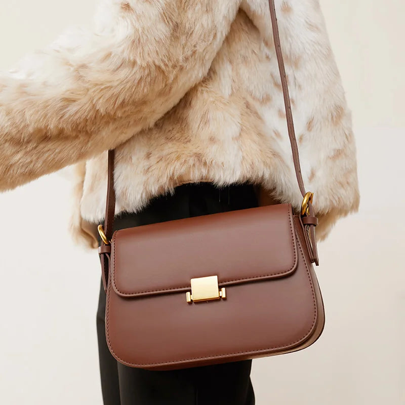 Bolsa de Ombro Minimalista com Fecho Reto
