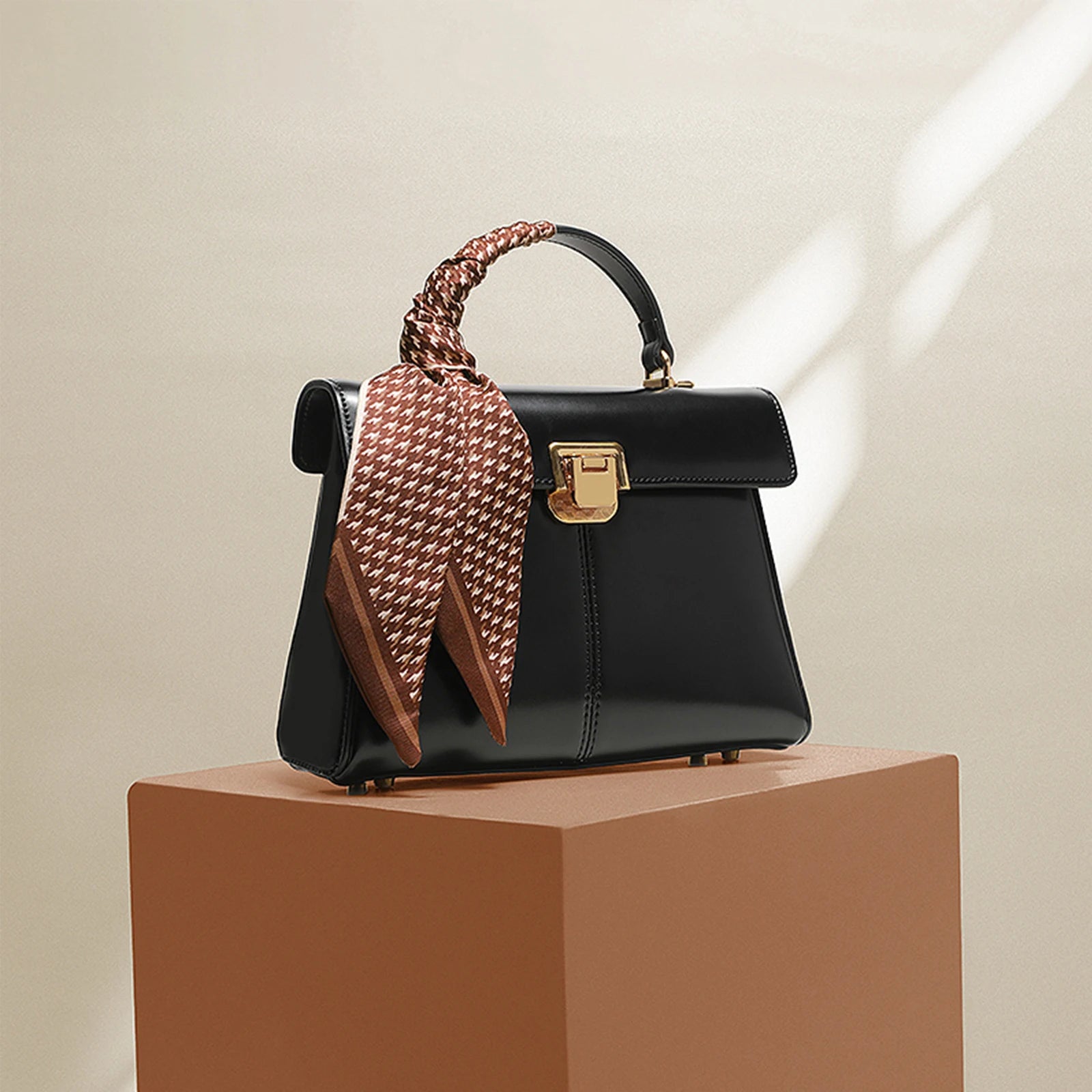 Bolsa Estruturada Alça de Mão com Lenço