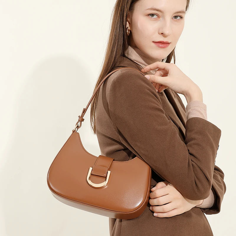 Bolsa de Ombro Curva com Fivela Dourada