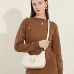 Bolsa de Ombro Curva com Fivela Dourada