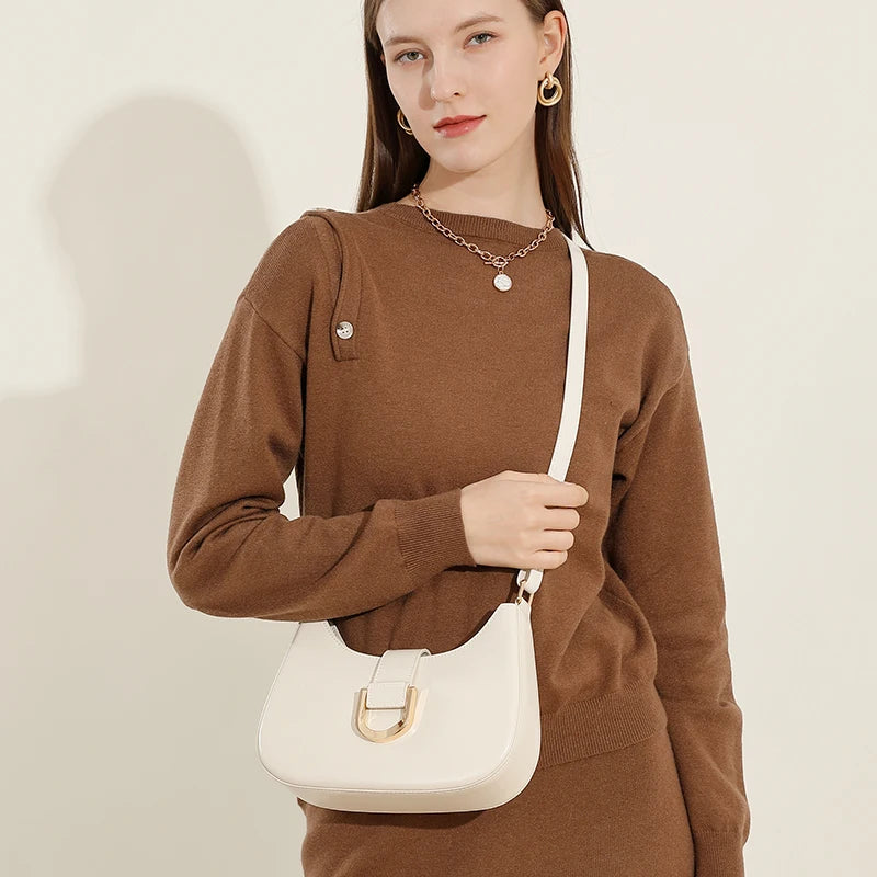 Bolsa de Ombro Curva com Fivela Dourada