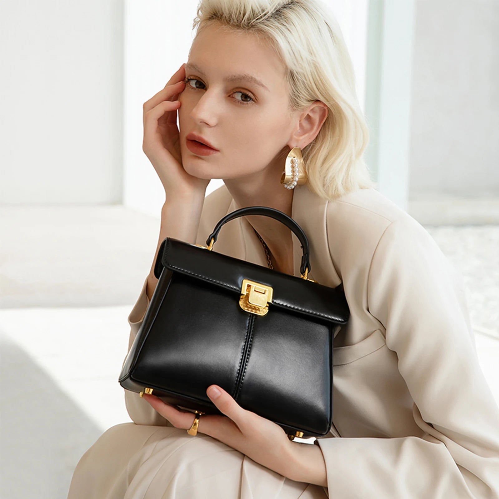Bolsa Estruturada Alça de Mão com Lenço