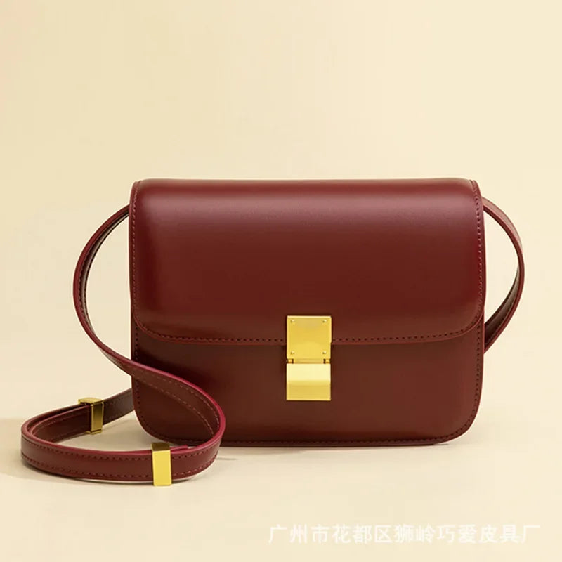 Bolsa Transversal Clássica com Fecho Dourado