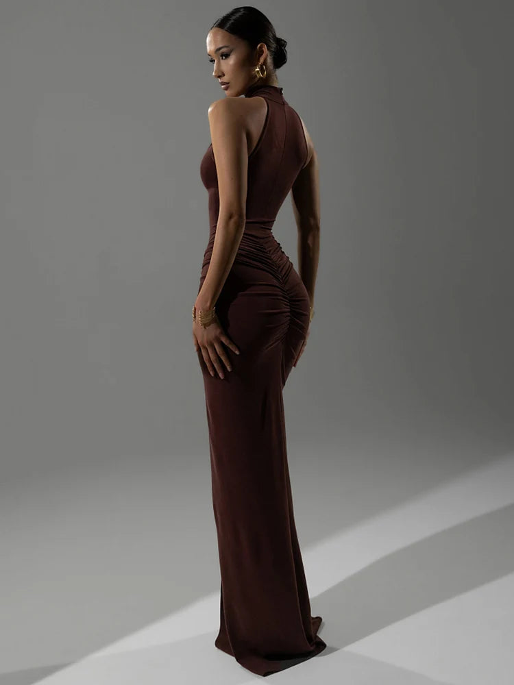 Vestido com gola alta e franzidos estruturados