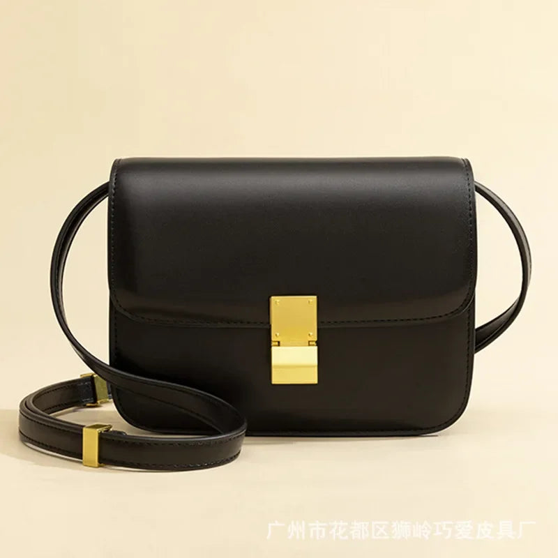 Bolsa Transversal Clássica com Fecho Dourado