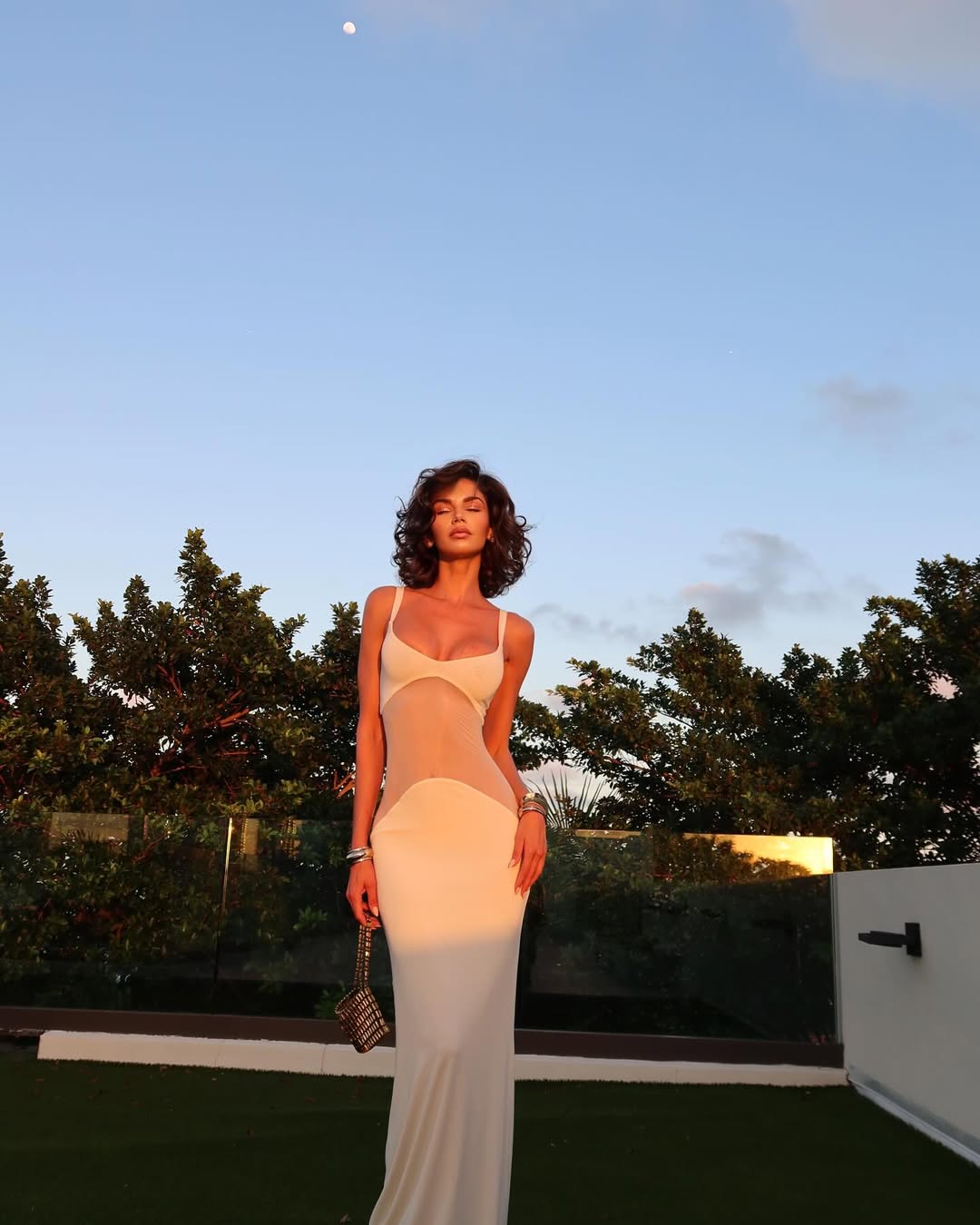 Vestido longo com transparência geométrica