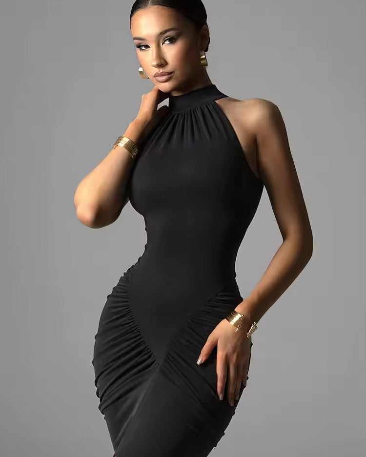 Vestido com gola alta e franzidos estruturados