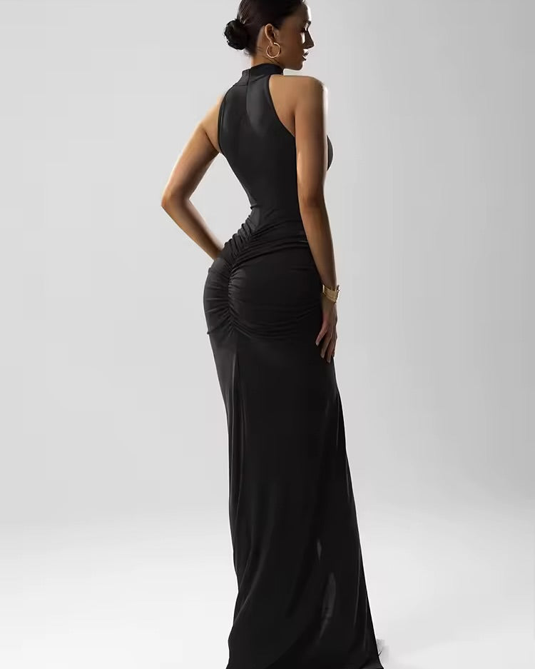 Vestido com gola alta e franzidos estruturados
